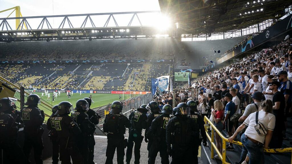 Jakie emocje czekają nas na EURO 2024? Policja niemiecka na stadionie.